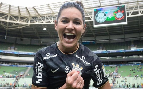 Gabi Zanotti, do Corinthians, comemora vitória e veste uniforme preto com detalhes branco e cinza