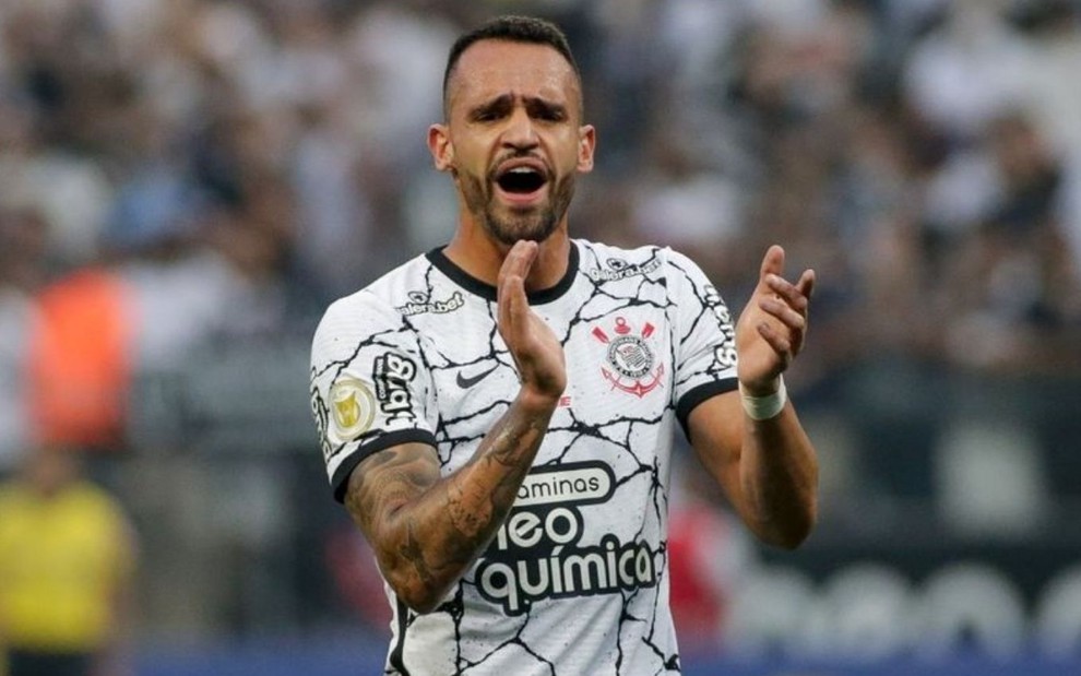 Renato Augusto aplaude o Corinthians após uma vitória na Neo Química Arena