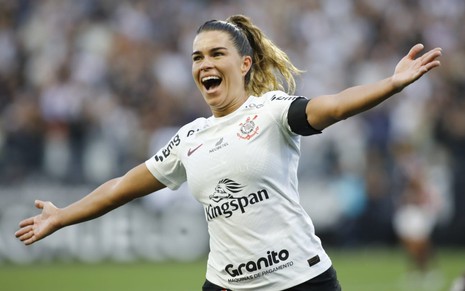 Com os braços e a boca aberta, Tamires comemora gol do Corinthians