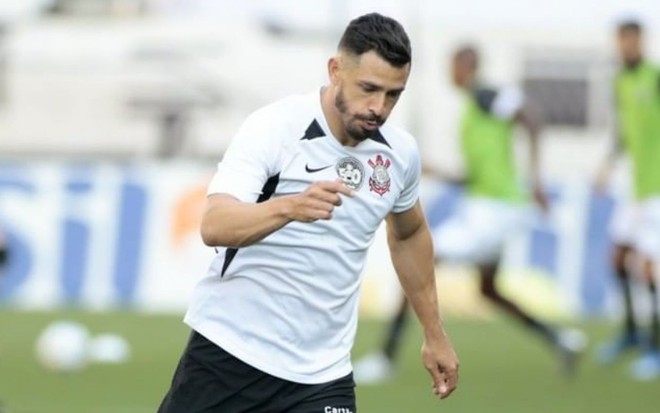 Foto do jogador de futebol Giuliano, do Corinthians, chutando bola em campo na Neo Química Arena