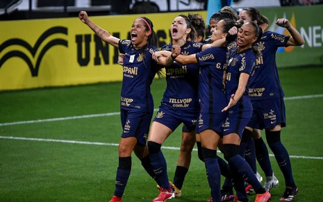 Jogadoras de Corinthians comemoram um gol na final do Brasileirão Feminino