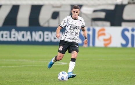 Gabriel, jogador do Corinthians, tenta chutar uma bola na Neo Quimica Arena em uma partida do Campeonato Brasileiro