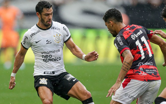 Giuliano (do Corinthians) e Paulo Victor (do Ituano) disputam bola em jogo do Paulistão na Neo Química Arena