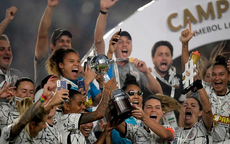 Tamires e outras jogadoras do Corinthians levantam terceiro título do Corinthians na Libertadores feminina
