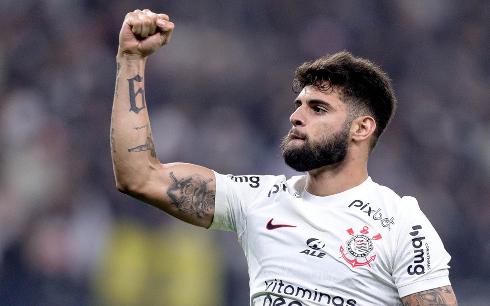 Com camisa do Corinthians, Yuri Alberto tem expressão vitoriosa e ergue um braço em riste