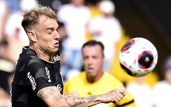 Roger Guedes correndo no jogo entre Corinthians e Red Bul Bragantino