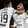 Gustavo Mosquito e Du Queiroz se abraçam para comemorar gol do Corinthians contra o Boca na Libertadores