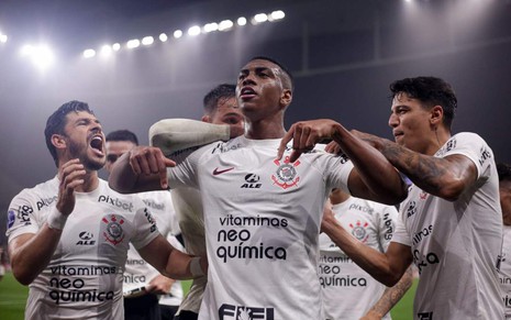Jogadores do Corinthians se abraçam após gol em vitória sobre o Universitario