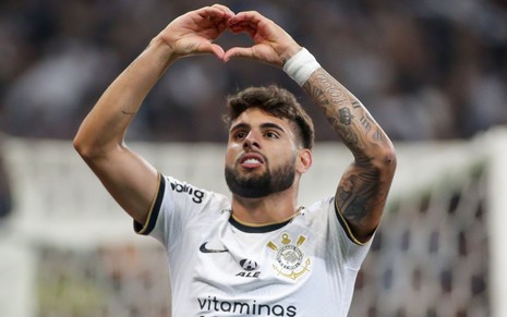 Imagem de Yuri Alberto, jogador do Corinthians, fazendo coração com a mão