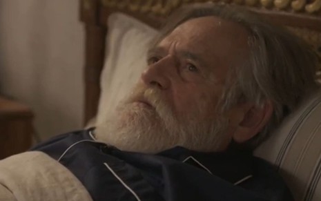 O coronel Tertúlio (José de Abreu) está deitado na cama e com os olhos abertos em cena da novela Mar do Sertão