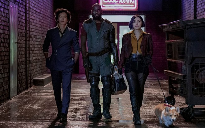 John Cho, Mustafa Shakir e Daniella Pineda em cena de Cowboy Bebop