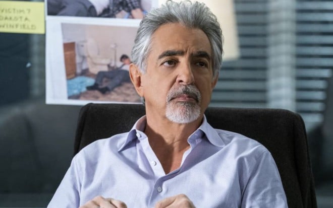 Joe Mantegna em cena da 14ª temporada de Criminal Minds