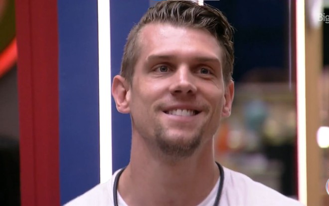 Emparedado na noite de domingo (19), Cristian Vanelli sorri após fazer apelo para permanecer no BBB 23