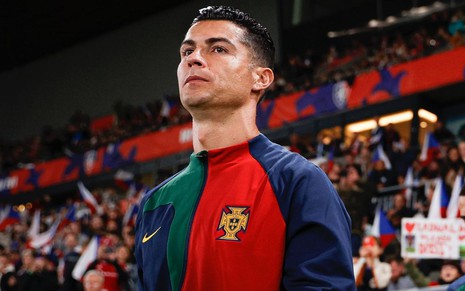 Cristiano Ronaldo, de Portugal, com casado vermelho, verde e azul da seleção