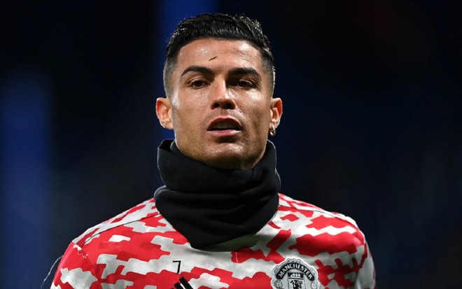 Cristiano Ronaldo com a camisa vermelha do Manchester United, aquecendo para um jogo