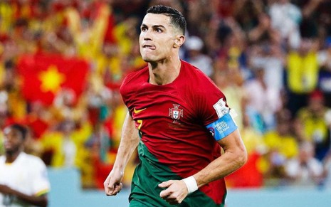 Cristiano Ronaldo, de Portugal, em campo com uniforme vermelho e verde da seleção