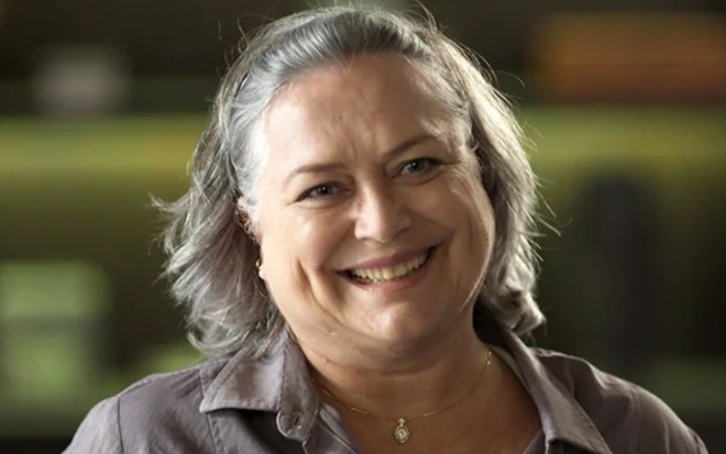 A atriz Cristina Mullins sorri em cena da novela Rock Story