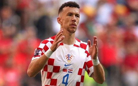 Perisic, da Croácia, veste uniforme branco com quadriculados vermelhos durante partida