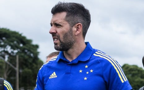 O uruguaio Paulo Pezzolano com camisa do Cruzeiro