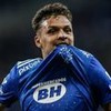 Daniel Júnior, do Cruzeiro, morde camisa azul com detalhes brancos ao comemorar gol pela equipe