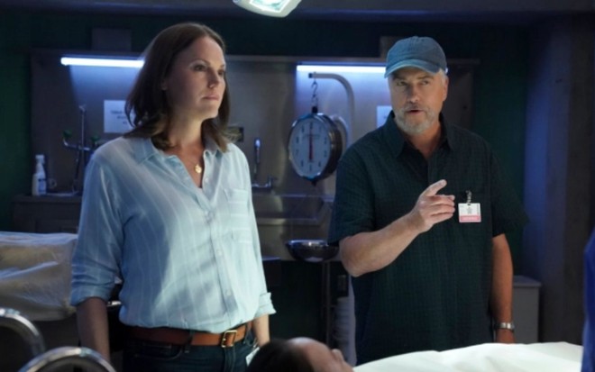 Jorja Fox e William Petersen em cena de CSI