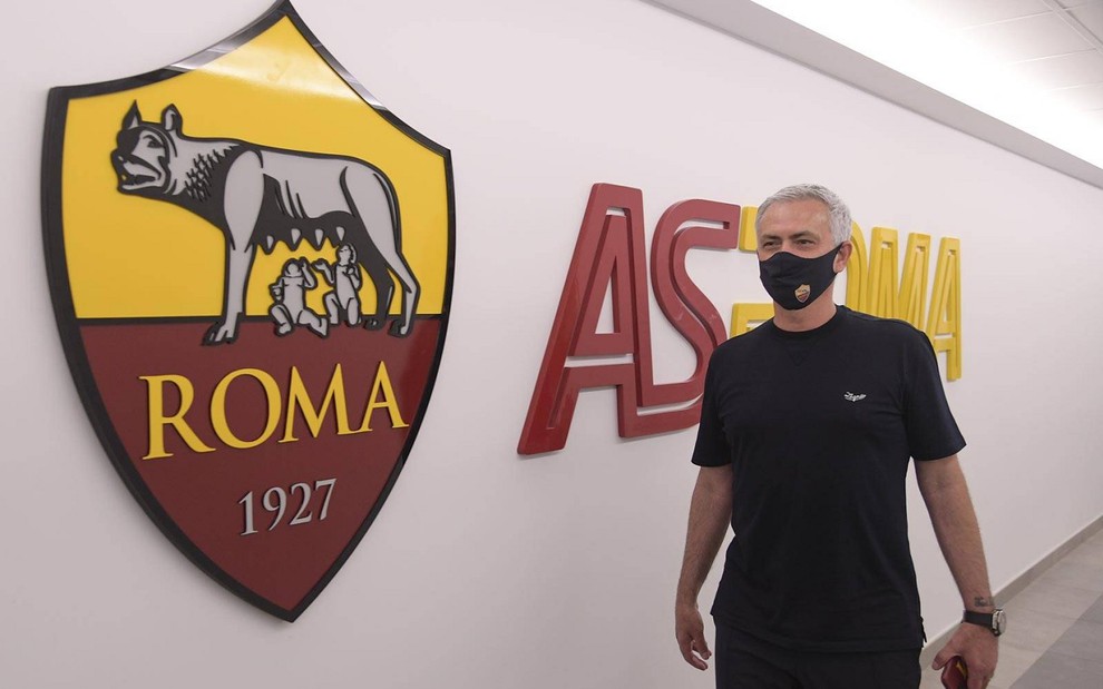 José Mourinho usa uma máscara preta e uma camisa preta na apresentação de seu nome como técnico da Roma (ITA) para a temporada 2021/2022