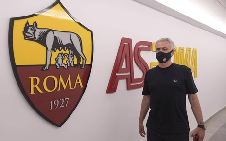José Mourinho usa uma máscara preta e uma camisa preta na apresentação de seu nome como técnico da Roma (ITA) para a temporada 2021/2022