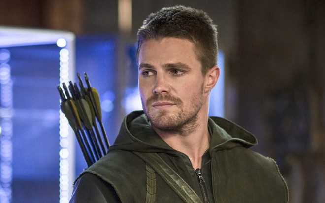 Stephen Amell está caracterizado como o Arqueiro Verde em cena de Arrow