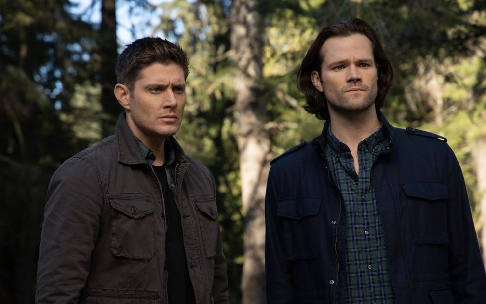 Jensen Ackles e Jared Padalecki estão caracterizados como Dean e Sam Winchester em cena de Supernatural