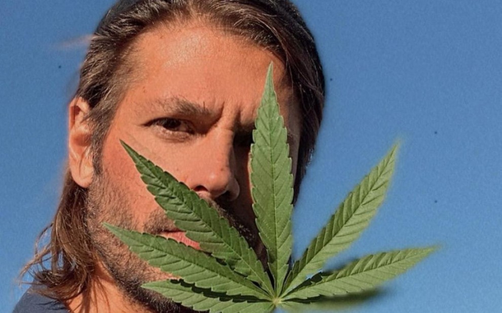 Dado Dolabella segura folha de cannabis