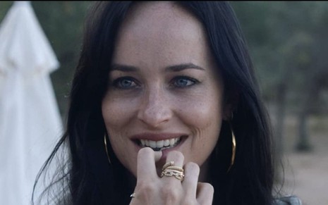 Dakota Johnson em cena de A Filha Perdida