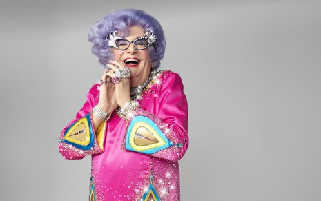 O comediante Barry Humphries caracterizado como a drag Dame Edna