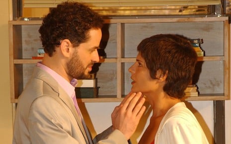 Marcos (Dan Stulbach) coloca as mãos no queixo de Raquel (Helena Ranaldi) em cena da novela Mulheres Apaixonadas