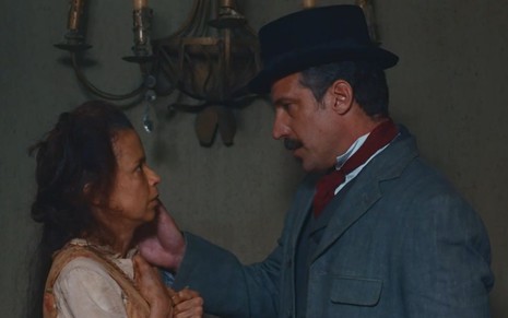Clemência (Dani Barros) olha para Alberto (Carlos Bonow), que coloca a mão no rosto da mulher em cena de Nos Tempos do Imperador