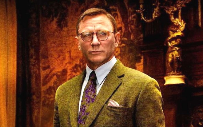 Daniel Craig usa terno e óculos em cena de divulgação do filme Entre Facas e Segredos