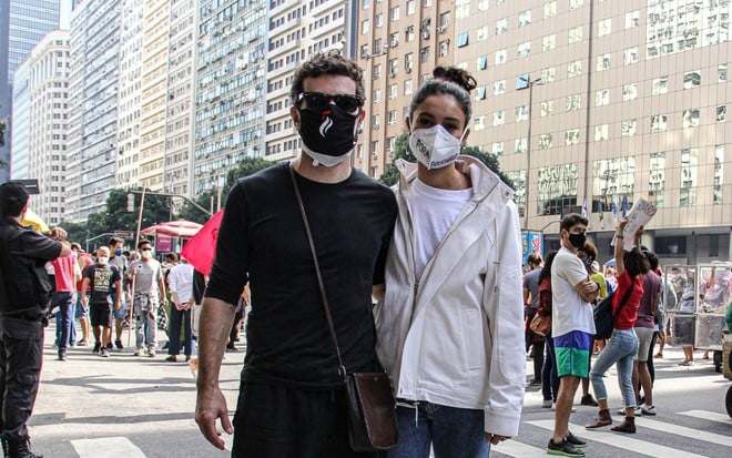 Daniel de Oliveira e Sophie Charlotte em foto nos protestos de 3 de julho contra o governo de Jair Bolsonaro