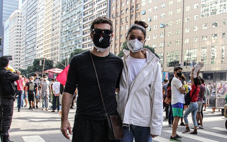 Daniel de Oliveira e Sophie Charlotte em foto nos protestos de 3 de julho contra o governo de Jair Bolsonaro