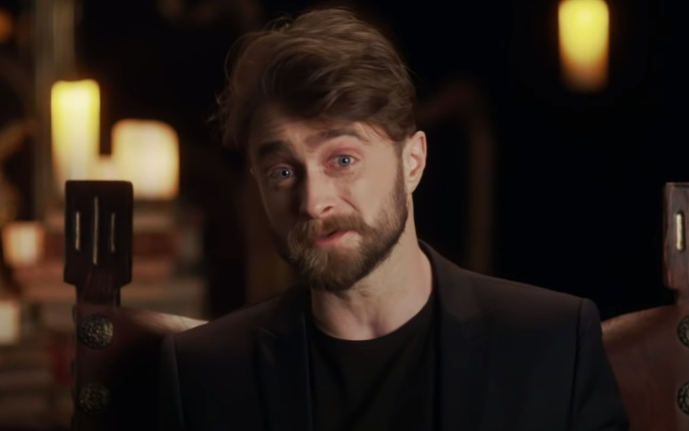 Daniel Radcliffe com expressão risonha em documentário da HBO Max