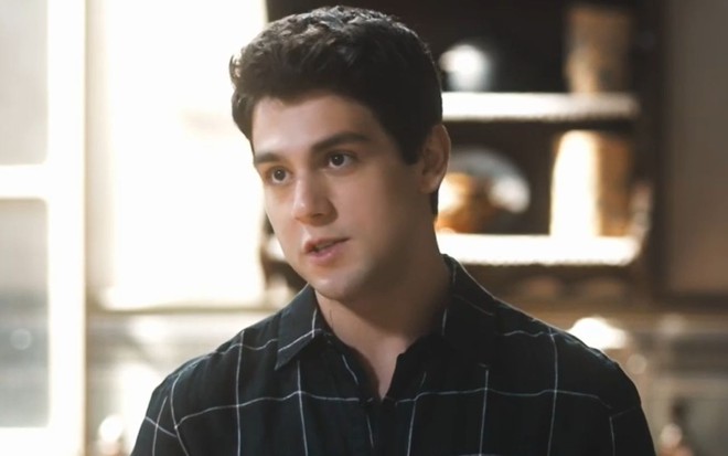 Daniel Rangel com expressão séria em cena da novela Amor Perfeito