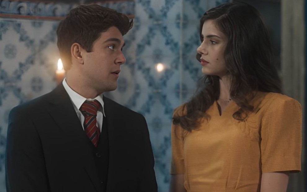 Júlio (Daniel Rangel) e Marê (Camila Queiroz) se olham em cena da novela Amor Perfeito