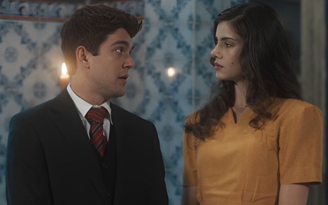 Júlio (Daniel Rangel) e Marê (Camila Queiroz) se olham em cena da novela Amor Perfeito