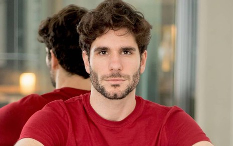 Daniel Tonsig está caracterizado como Júlio de Poliana Moça, novela do SBT