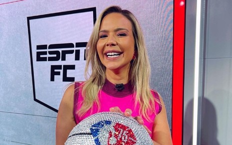 Daniela Boaventura com um vestido rosa na ESPN