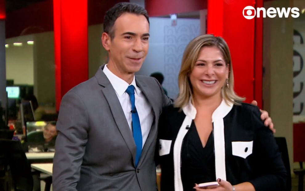 César Tralli abraça Daniela Lima na Edição da s18h da GloboNews