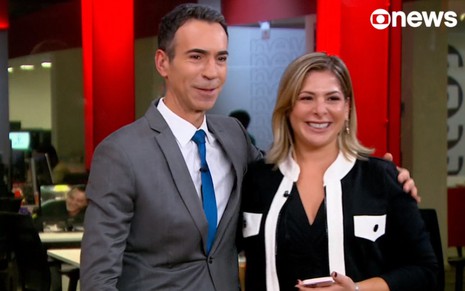 César Tralli abraça Daniela Lima na Edição da s18h da GloboNews