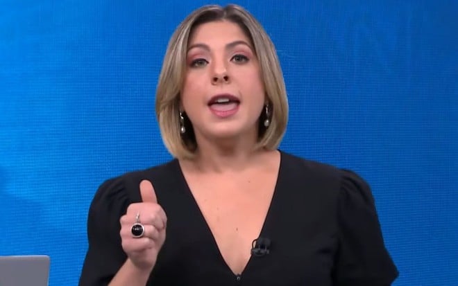 Daniela Lima com um vestido preto e um cabelo curto, apresentando o CNN 360