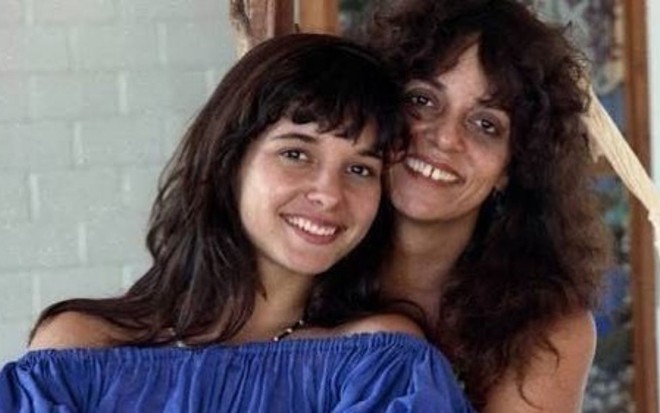 Gloria e Daniela Perez abraçadas em uma foto antiga, nos anos 1980