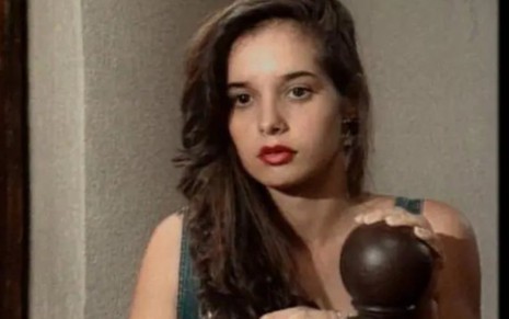 A atriz Daniella Perez com expressão séria em cena de novela De Corpo e Alma
