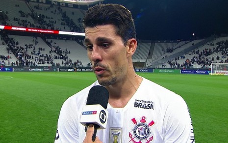 Danilo Avelar com a camisa do Corinthians, na Neo Quimica Arena, dando entrevista para a Globo em uma transmissão do Campeonato Brasileiro