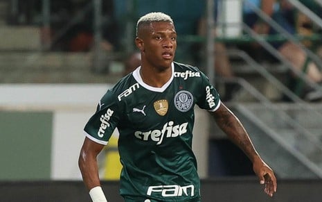 Danilo, do Palmeiras, em campo vestindo uniforme inteiro verde